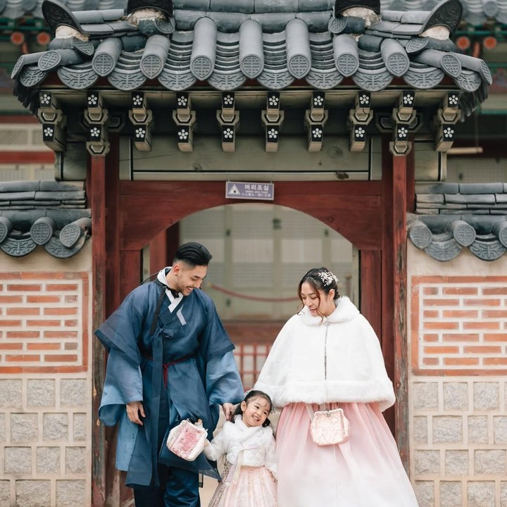 <p>Dari sekian banyak potret yang diunggah, inilah yang paling mencuri perhatian. Terlihat keluarga kecil ini kompak memakai&nbsp;hanbok dengan latar bangunan kuno. Dengan pose bergandengan tangan, mereka terlihat sangat harmonis. (Foto: Instagram @krisjianabah)</p>
