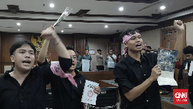 Aktivis Delpedro Kasih Bunga ke Jaksa dan Hakim Sebelum Sidang