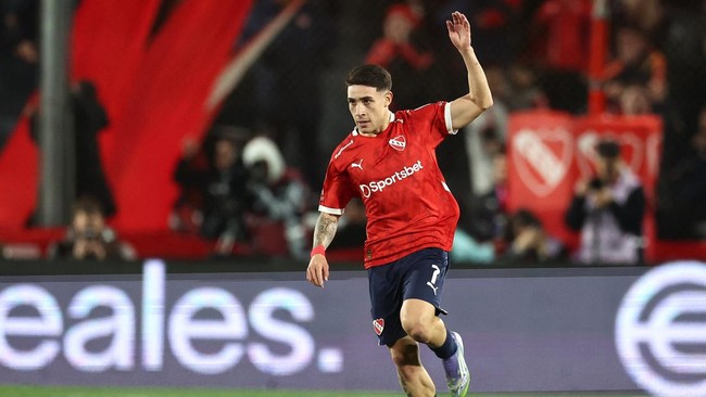 Santiago Montiel dari Argentina meraih FIFA Puskas Award 2025 berkat gol spektakulernya untuk Independiente.