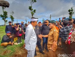 Belajar dari Sumatera, Dedi Mulyadi Tanam Pohon di Malabar.