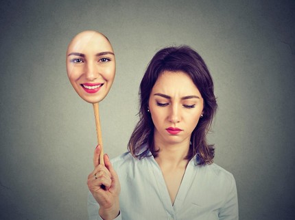 10 Tanda Seseorang Terlihat Baik tapi Sebenarnya Tidak di Balik Senyumannya