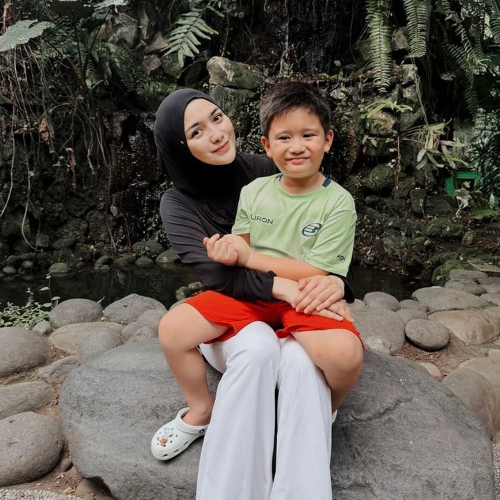 <p>Selain dikenal sebagai anak yang pintar dan penyayang hewan peliharaannya, putra Citra Kirana dan Rezky Aditya ini juga menunjukkan sikap peduli yang tulus terhadap orang-orang di sekitarnya. Hal ini terlihat jelas saat ia ingin memberikan seluruh uang hasil jualannya kepada orang-orang yang lebih membutuhkan, Bunda. (Foto: Instagram @citraciki)</p>