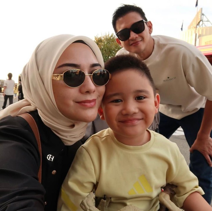 <p>Setiap keluarga punya cara tersendiri untuk menebar kebahagiaan. Hal inilah yang juga terlihat pada keluarga kecil Citra Kirana. Setelah menikah dengan Rezky Aditya, Citra dikaruniai seorang putra bernama Keene Atharrazka Adhitya atau yang akrab disapa Athar. Baru-baru ini, tingkah Athar membuat banyak orang terharu, Bunda. (Foto: Instagram @citraciki)</p>