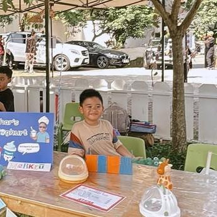 <p>Putra semata wayang Citra Kirana baru-baru ini mengikuti acara <em>market day</em>&nbsp;atau kegiatan berjualan di sekolahnya. Athar diketahui menjual yoghurt, dengan hasil penjualannya terkumpul hingga Rp175 ribu. Momen ini pun dibagikan langsung oleh Citra lewat unggahannya di Instagram. "Bangga sama kamu nak, masyaAllah. Jadi athar ada acara <em>market day</em> di sekolah nya, dia jualan yoghurt&hellip;nah jumat kemarin guru nya WA aku untuk kasih uang hasil penjualannya Athar&hellip;terkumpul 175rb," tulis Citra. (Foto: Instagram @citraciki)</p>