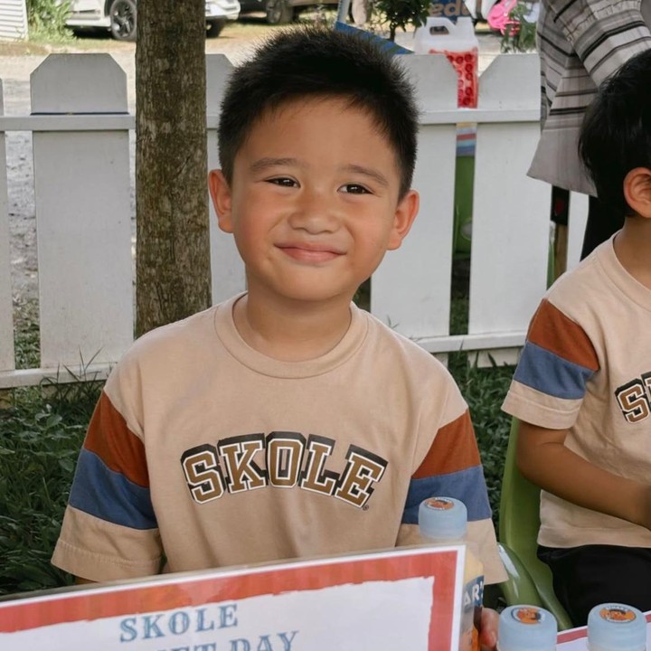 <p>Saat gurunya bertanya kepada Athar tentang apa yang ingin ia lakukan dengan uang hasil jualannya, ia justru ingin memberikannya kepada orang-orang yang berada di jalan. "Lalu sama guru nya di tanya untuk apa uang nyaa&hellip;.dan jawabanyaa masyaAllah nakk&hellip;semoga Athar selalu bisa membantu orang dan manfaat untuk banyak orang yaahh yaa sayang," ungkap Citra Kirana. (Foto: Instagram @citraciki)</p>