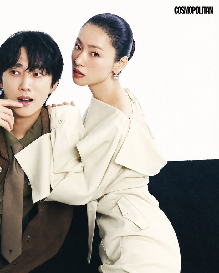 Jeon Yeo Been seolah ingin membisikkan rahasia dalam perannya di drama 'Ms. Incognito' kepada Jin Young yang menaruh penarasan dalam pemotretan bergaya klasik yang diposting Cosmopolitan Korea./ Foto: instagram.com/cosmopolitankorea
