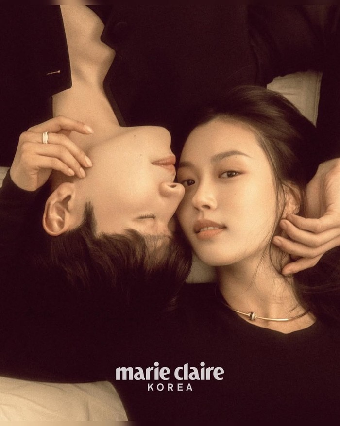 Kang Ha Neul dan Go Min Si berpose mesra dan saling merasakan sensasi masing-masing di pemotretan bersama Marie Claire yang mempromosikan drama komedi-romantis 'Tastefully Yours'./ Foto: instagram.com/marieclairekorea