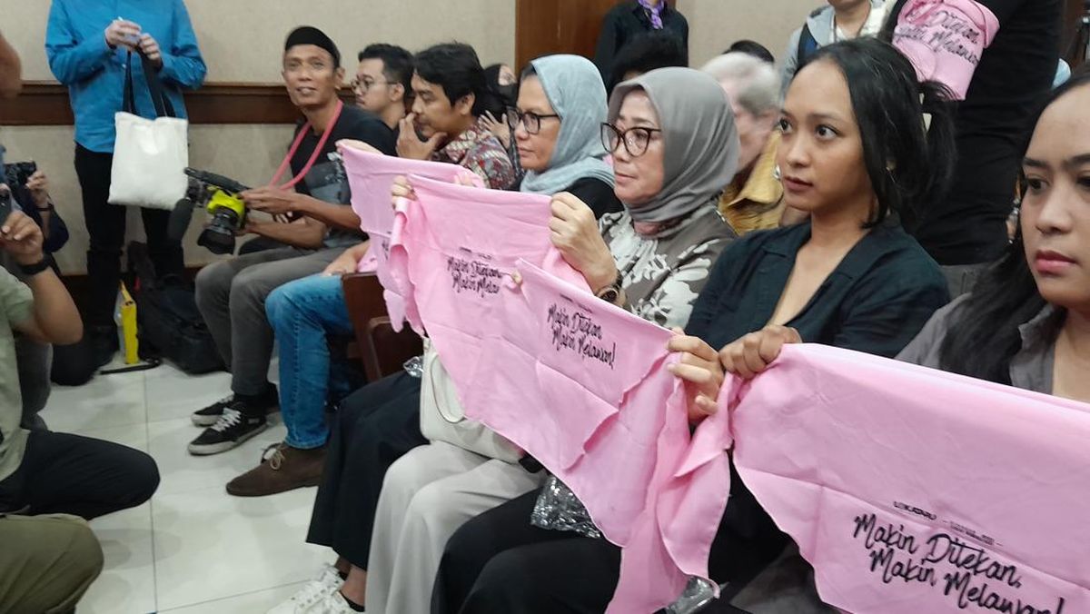 Aksi Pendukung Delpedro Bentangkan Syal 'Makin Ditekan Makin Melawan'