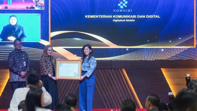 Penghargaan tersebut mengapresiasi kontribusi dan inovasi Kementerian Komdigi dalam mendorong transformasi layanan publik berbasis digital.