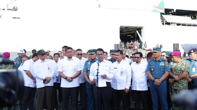 Mentan melepas keberangkatan pengiriman bantuan tahap tiga bersama dengan Kasal dari Tanjung Priok.