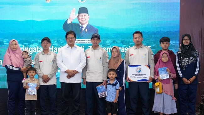 Wamen Transmigrasi, Viva Yoga, melepas keberangkatan 15 Kepala Keluarga dari Jawa Tengah sebagai bagian realisasi Program Transmigran Karya Nusa.