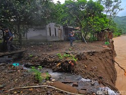 Tanah Tergerus, 7 Rumah & Masjid di Sukabumi Terancam Ambruk