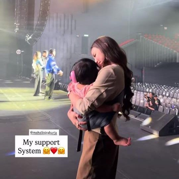 <p>Hal ini diketahui langsung melalui beberapa foto yang diunggah Rizky dan Mahalini di akun Instagram pribadinya. &ldquo;Support system aku,&rdquo; tulis Rizky, dikutip dari laman Instagram <em>@rizkyfbian,</em> Selasa (16/12/2025).&nbsp;(Foto: Instagram @rizkyfbian)</p>