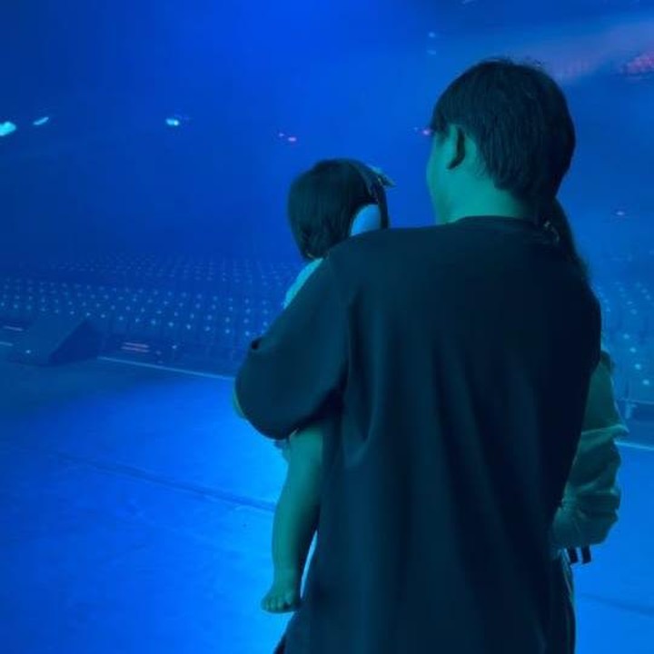 <p>Namun, dalam unggahan itu terlihat bahwa Rizky dan Mahalini tampaknya masih menjaga privasi keluarga mereka dengan menyembunyikan wajah sang putri dari hadapan publik.&nbsp;(Foto: Instagram @mahaliniraharja)</p>