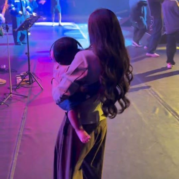 <p>Rizky yang belum lama ini mengadakan konser di Malaysia, memperlihatkan momen ketika sang istri dan putrinya, Zairee Selina Quinlyn Kareema, menemani <em>check sound</em> di atas panggung.&nbsp;(Foto: Instagram @mahaliniraharja)</p>