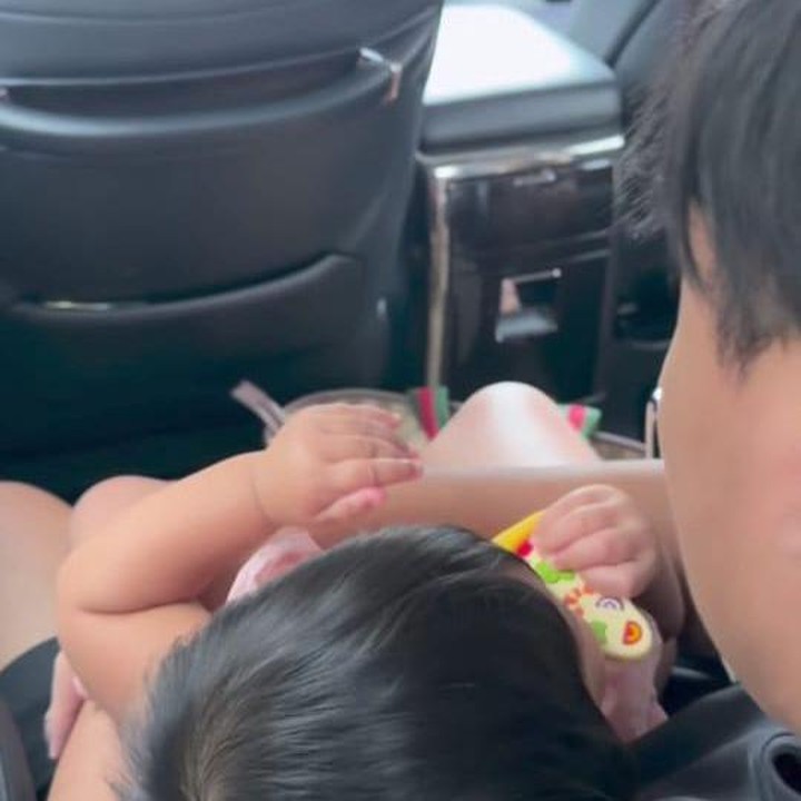 <p>Meskipun sering mengabadikan foto keluarga di media sosial, pasangan ini memilih untuk menutupi wajah atau hanya memperlihatkan bagian punggung putrinya.&nbsp;(Foto: Instagram @mahaliniraharja)</p>