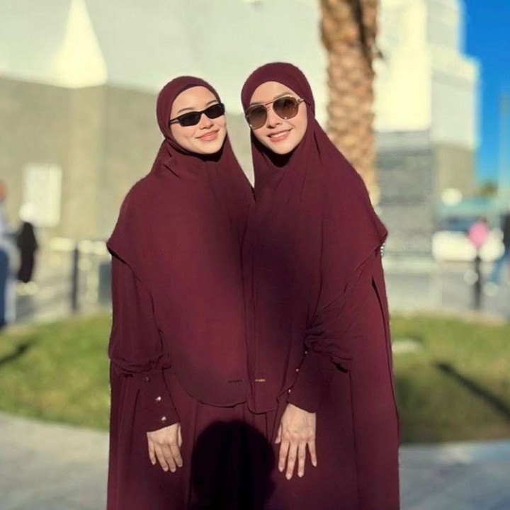 <p>Pengalaman ini terasa begitu istimewa bagi Maia. Pasalnya, untuk pertama kalinya ia bisa menunaikan ibadah umrah bersama Alyssa, yang kini telah resmi menjadi istri Al Ghazali. Selama berada di Tanah Suci, Maia pun sempat membagikan kebersamaannya dengan Alyssa melalui akun Instagram <em>@maiaestiantyreal</em>. (Foto: Instagram @maiaestiantyreal)</p>