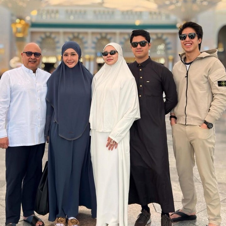 <p>Cerita manis kembali hadir di keluarga Maia Estianty. Baru-baru ini, Maia tengah menunaikan ibadah umrah bersama keluarga tercinta. Tidak sendirian, ia berangkat bersama menantunya, Alyssa Daguisse, putranya Al Ghazali, sang suami Irwan Mussry, serta anak keduanya, El Rumi. (Foto: Instagram @maiaestiantyreal)</p>