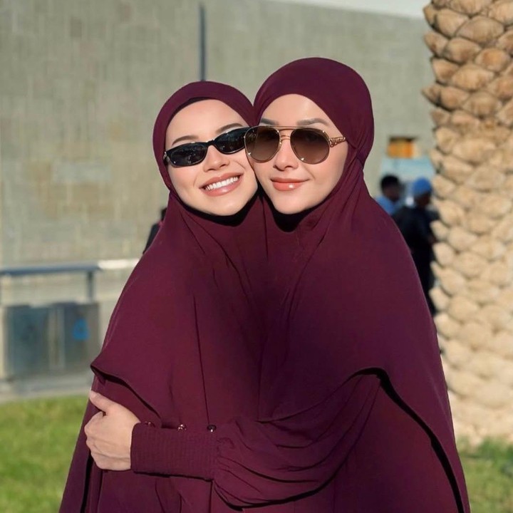 <p>Maia pun mengungkapkan rasa syukurnya memiliki Alyssa yang kini bisa menjadi teman salatnya, Bunda. "Setelah bertahun-tahun kalau di masjid selalu sendiri, karena anak laki selalu pisah tempat sholatnya, kali ini sudah ada yang menemani di masjid bersama&hellip; anak perempuan pertama&hellip; ibu hamil yang cantik MaasyaaAllah.. <em>@alyssadaguise</em>. Kembaran kita," tulis Maia lewat Instagramnya. (Foto: Instagram @maiaestiantyreal)</p>