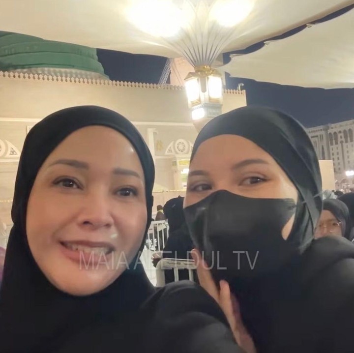 <p>Melihat potret Maia dan Alyssa selama menjalani ibadah umrah, banyak netizen memberikan komentar positif tentang kedekatan hubungan Maia dengan sang menantu. Bahkan, ada yang menyebut keduanya bak pinang dibelah dua, lho. "<em>MasyaAllah</em> menantu dijadikan besti sama mertuanya baiknya," tulis akun Instagram <em>@nur****.</em> "Bunda maia sama Alysa kaya adek kaka," tutur <em>@an2****</em>. "Kenapa bener2 mirip bak pinang dibelah dua," tambah <em>@gin****.</em> (Foto: Instagram @maiaestiantyreal)</p>