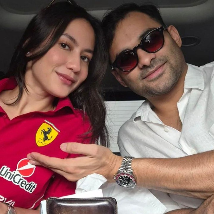 <p>Pasangan ini juga sempat berbagi potret saat sedang berada di perjalanan. Setelah merayakan <em>wedding anniversary</em> yang pertama, Pevita dan Mirzan&nbsp; terlihat semakin romantis di setiap foto yang dibagikan di Instagram, Bunda. (Foto: Instagram @pevpearce)</p>