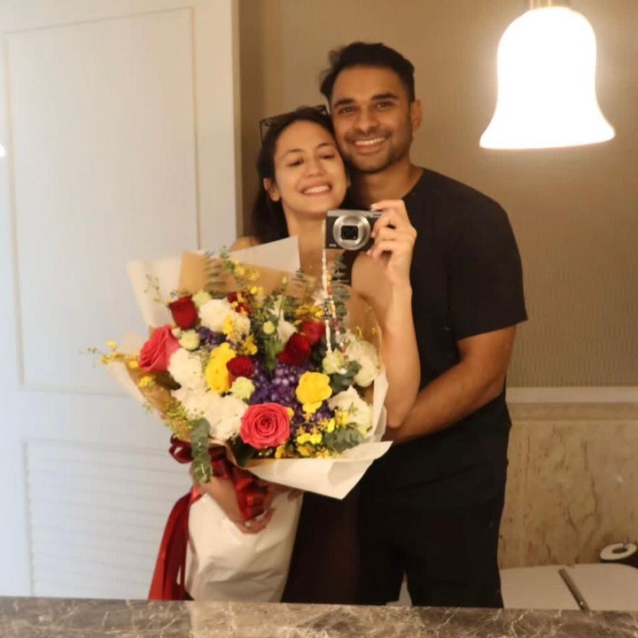 <p>Mirzan Meer tampaknya memang cocok dijuluki sebagai sosok suami yang romantis. Terlihat dari salah satu unggahannya di Instagram, aktris yang membintangi film <em>Sri Asih</em> ini mendapat buket bunga dari sang suami di hari ulang tahunnya, beberapa waktu lalu. (Foto: Instagram @pevpearce)</p>