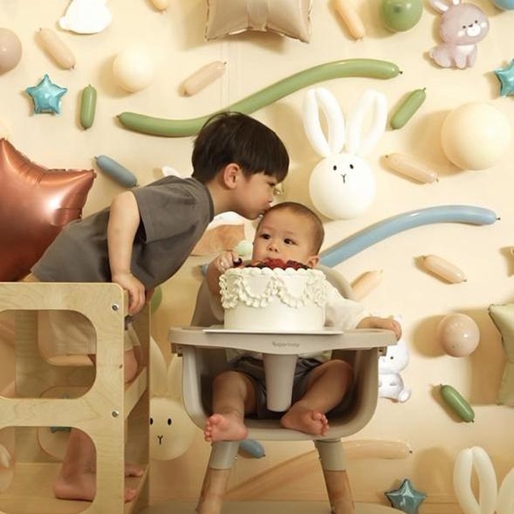 <p>Melihat dari isi videonya, terdapat momen romantis saat sang kakak, Issa Xander, mencium sang adik yang lagi duduk manis di <em>baby chair </em>dengan&nbsp;kue ulang tahun di depannya. Aduh, gemas banget ya, Bunda, lihat kakak-adik ini. (Foto: Instagram @nikitawillyofficial94)</p>