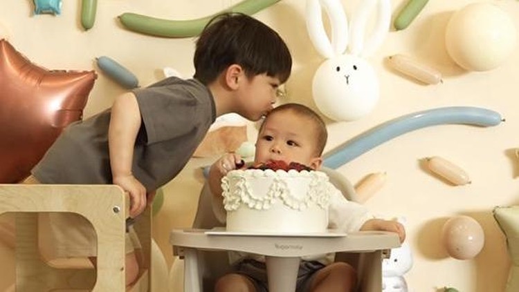 Momen Ultah Pertama Nael Idris Anak Nikita Willy&comma; Tiup Lilin Sederhana di Rumah