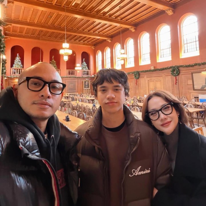 <p>Dalam unggahan itu, BCL yang ditemani oleh sang suami, Tiko Aryawardhana, terlihat menemani sang putra jalan-jalan di lingkungan Oxford dan juga melihat tempat tinggalnya sementara. &ldquo;Hari pengantaran&nbsp; @<em>youthfuelglobal</em> Winter Camp, Oxford University&hellip; Selamat bersenang-senang di sana @<em>noah.sinclair</em>,&rdquo; tulis BCL, dikutip dari laman Instagram @itsmebcl, Selasa (16/12/2025).&nbsp;(Foto: Instagram @itsmebcl)</p>