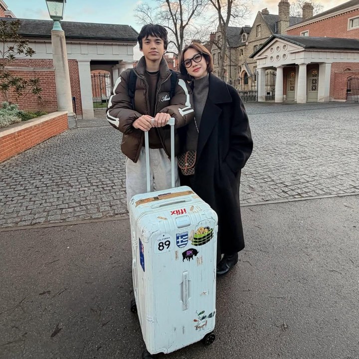 <p>Penyanyi Bunga Citra Lestari atau yang lebih akrab disapa BCL saat ini sedang berada di Inggris. Lebih dari sekadar mengisi liburan akhir tahun, ia justru sedang mengantar putra semata wayangnya, Noah Aidan Sinclair. (Foto: Instagram @itsmebcl)</p>