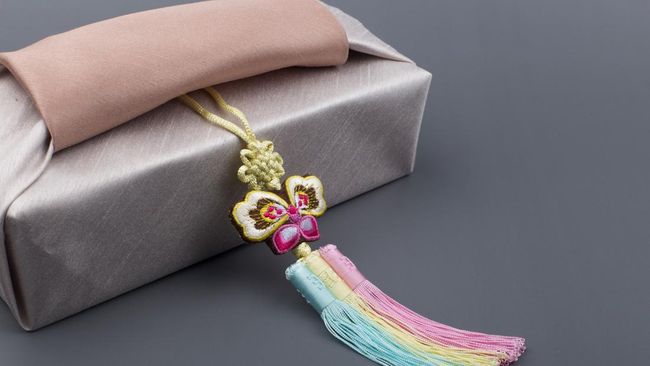 Norigae adalah aksesori tradisional asal Korea yang muncul dalam film Demon Hunters. Simak penjelasan mengenai norigae selengkapnya.