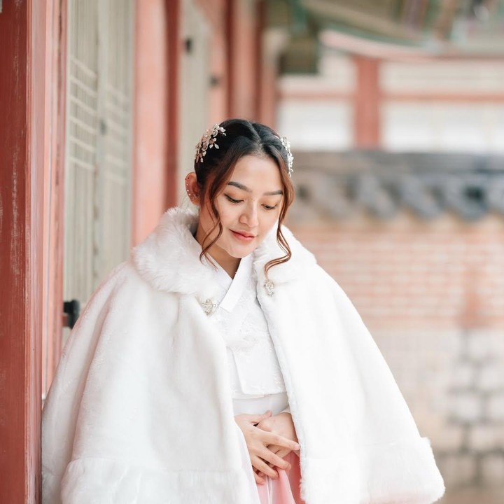 <p>Siti Badriah&nbsp;tampak cantik dengan balutan hanbok berwarna putih dan merah muda. Perempuan berumur 34 tahun ini masih terlihat sangat awet muda, manis, dan selalu tampil menawan. (Foto: Instagram @krisjianabah)</p>