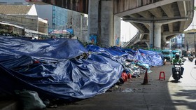 FOTO: Pemkot Tangsel Tutup Tumpukan Sampah Pinggir Jalan dengan Terpal