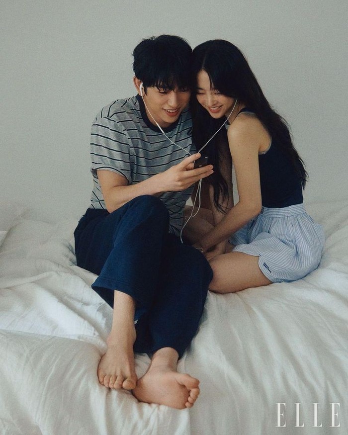 Pemotretan Park Jin Young dan Park Bo Young dalam rangka promosi drama 'Our Unwritten Seoul' berhasil menjadi perbincangan hangat di awal perilisannya karena chemistry manis mereka bagaikan pasangan sungguhan di dunia nyata./ Foto: instagram.com/ellekorea