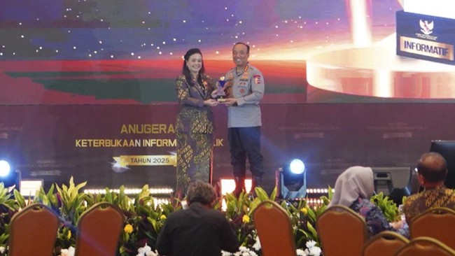 Polri meraih penghargaan Arkana Wiwarta Prajanugraha 2025 atas keterbukaan informasi publik. Prestasi ini hasil reformasi birokrasi yang konsisten.