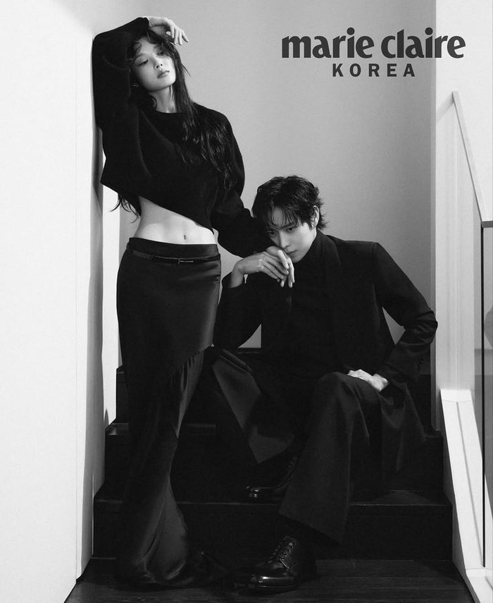 Penuh intrik gelap, pemotretan Kim Yoo Jung dan Kim Young Dae untuk promosi drama 'Dear X' ditampilkan dalam mode monokrom sehingga menekankan emosi terdalam keduanya yang saling terhubung secara manipulatif./ Foto: instagram.com/marieclairekorea