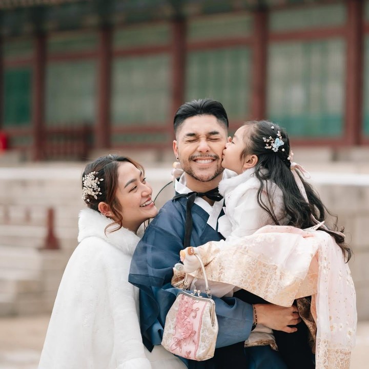 <p>Siti Badriah dengan Krisjiana dikaruniai dua anak perempuan cantik, salah satunya bernama Xarena. Ia banyak menjadi perbincangan karena tingkahnya yang menggemaskan. Nampak pada potret ini Xarena tengah mencium sang Ayah. (Foto: Instagram @krisjianabah)</p>