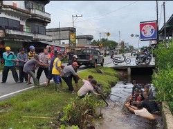 Polisi dan Warga di Meranti Gotong Royong Bersihkan Selokan Cegah Banjir