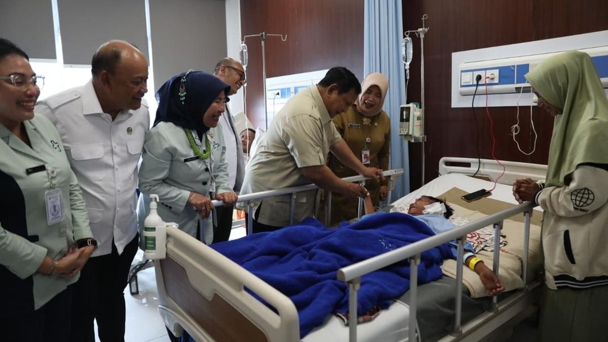 Prabowo Jenguk Korban Kecelakaan Mobil SPPG SDN Kalibaru