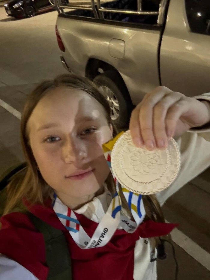 Prestasi Ni Wayan Malana Fairbrother. Selain banyak prestasi di skateboard, Malana juga jago surfing/Foto: instagram.com/wayanmalana_