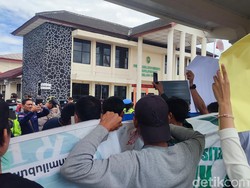 Massa Geruduk PN Lubuklinggau Minta Terdakwa Maling Sawit Dibebaskan