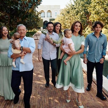 Ratu Rania Bagikan Potret Keluarga, Momen Langka Tiga Generasi Kerajaan Yordania!