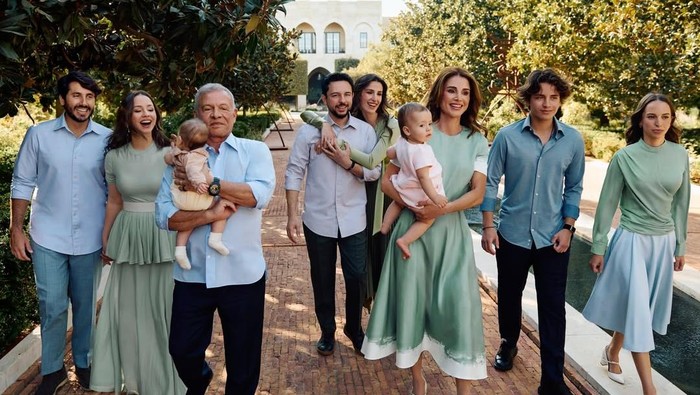 Ratu Rania Bagikan Potret Keluarga, Momen Langka Tiga Generasi Kerajaan Yordania!