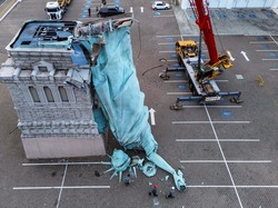 Patung Liberty Guaiba Roboh Dihajar Badai