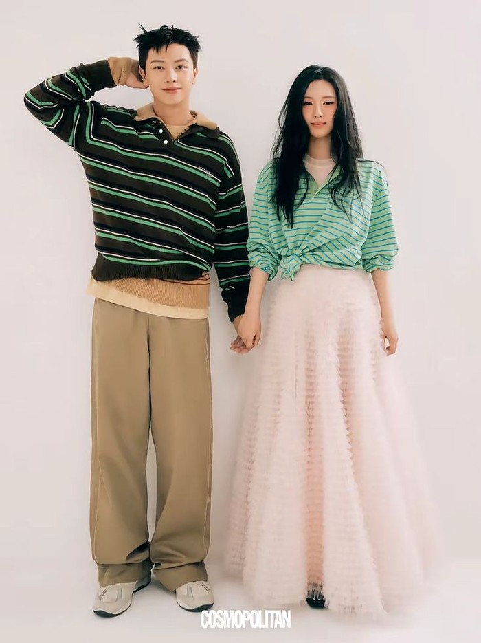 Sahabat lama sejak masa pelatihan bintang idol K-Pop yakni Yook Sung Jae dan Bona menunjukkan pesona sebagai teman hidup yang sudah lama berbagi kasih sayang dalam pemotretan drama 'The Haunted Palace' di halaman Cosmopolitan Korea./ Foto: soompi.com