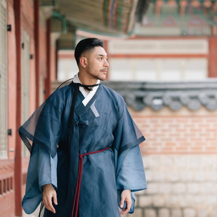 <p>Sementara itu, sang suami, Krisjiana, tampak memesona dengan balutan&nbsp;hanbok berwarna navy. Dirinya tampak gagah dan selalu memberikan pancaran aura yang menarik. Ia terlihat sangat cocok dengan pakaian tradisional Korea ini (Foto: Instagram @krisjianabah)</p>