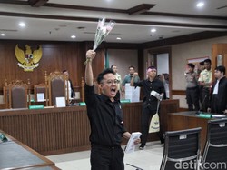 Video: Momen Delpedro Beri Bunga ke JPU Sebelum Sidang