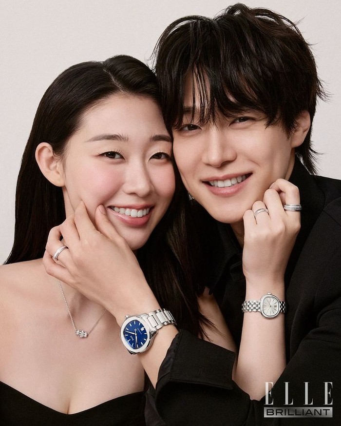 Sisi berbeda ditampilkan oleh Kang You Seok dan Han Ye Ji dalam pemotretan bersama ELLE Korea yang berbalutkan kemewahan elegan, kontras dengan penampilan sederhana mereka di drama 'Resident Playbook'../ Foto: instagram.com/ellekorea