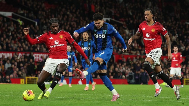 Berikut klasemen Liga Inggris usai Manchester United ditahan Bournemouth 4-4 dalam laga pekan ke-16 di Old Trafford, Selasa (16/12) dini hari WIB.