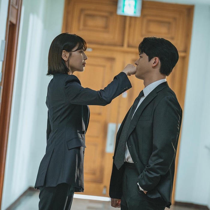 Sooyoung membagikan pengalamannya di balik drama I DOL I, mulai dari penggambaran hubungan idol dan penggemar, sisi hangat karakter Se Na, hingga keseruannya bekerja bersama Jung Jae Kwang dan Kim Hyun Jin.